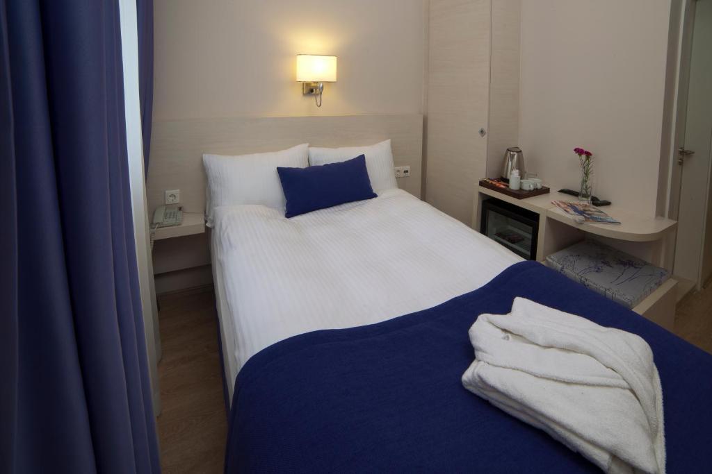 Walk In Hotel Измир Номер фото